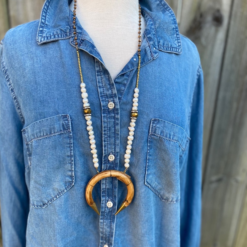 Crescent gold necklace with pearls